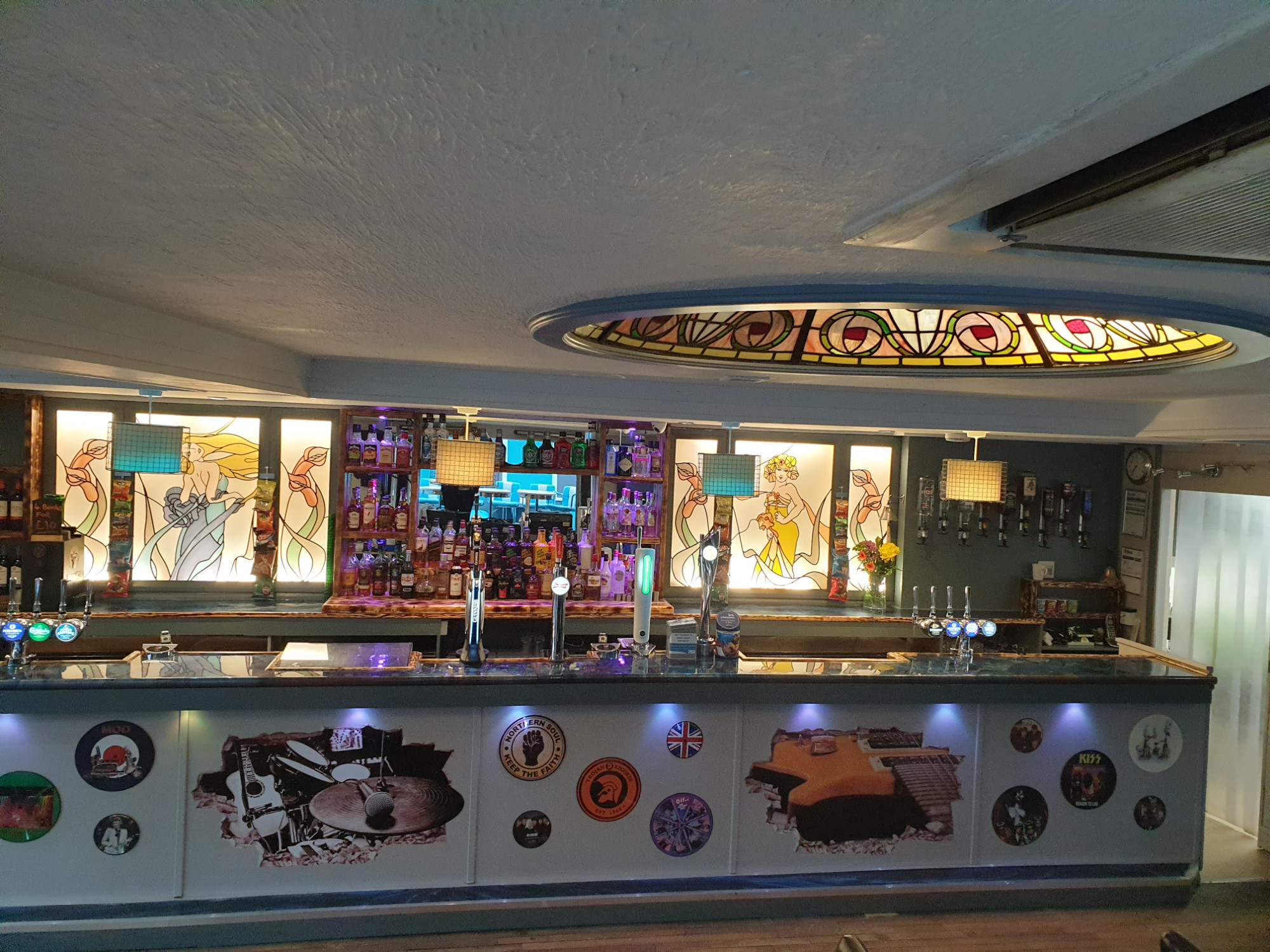 Lilys Bar in Hayling Island Reviews & Booking FANZO